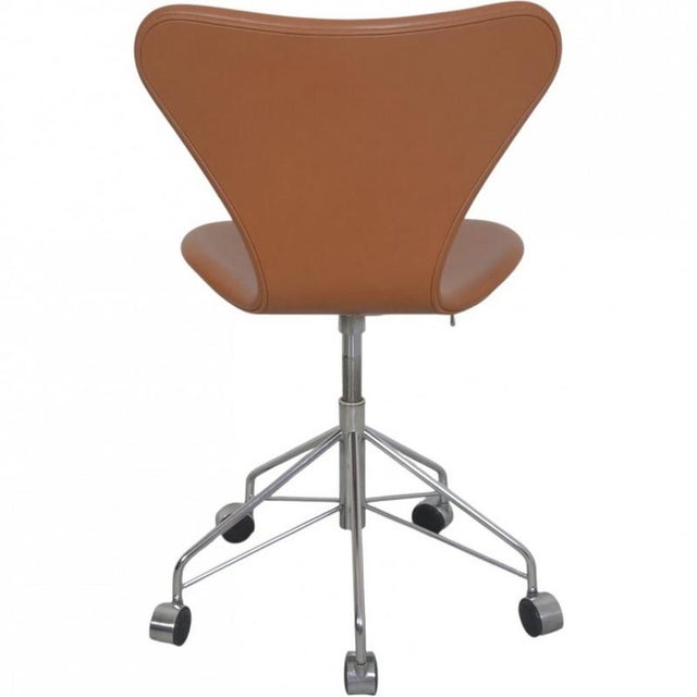 Model 3117 Desk Chair in Cognac Leather by Arne Jacobsen, 1980s For Sale - Image 9 of 14