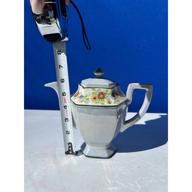 Beautiful Japanese tea pot, perfect for entertaining. Hand-painted details and is definitely a conversation piece. Please...