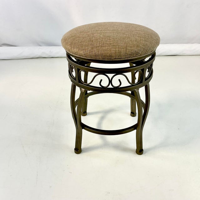 1990s 1990s Vintage Boho Chic Traditional Swivel Counter Stool With Linen Tweed Cushion For Sale - Image 5 of 17