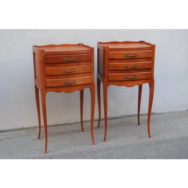1960s Pair of French Louis XV Style Side Tables Nightstands For Sale In Los Angeles - Image 6 of 13