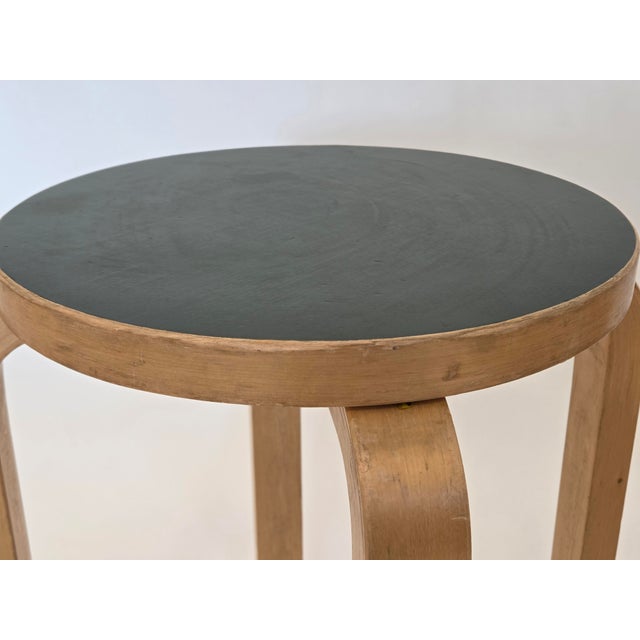 E60 Stools in Green Linoleum by Alvar Aalto for Artek, Finland, 1960s, Set of 2 For Sale - Image 10 of 15