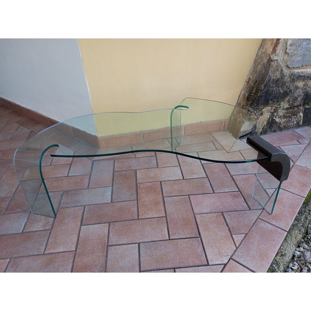 Sculptural Coffee Table in Curved Glass from Fiam, Italy, 1990s For Sale - Image 6 of 13