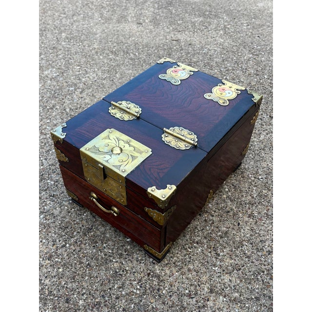 Wood 1930s Vintage Chinese Hardwood Traveling Vanity Shaving Mirror Box & Drawer For Sale - Image 7 of 12