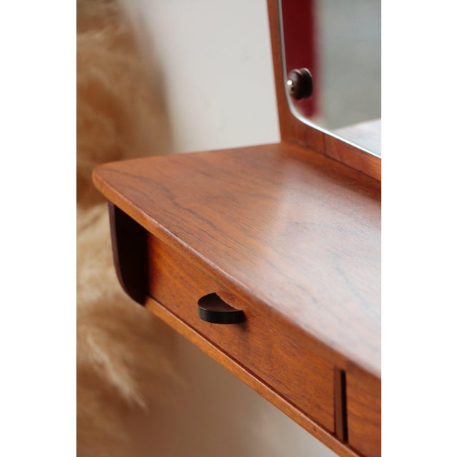 Discover this extraordinary Scandinavian teak wall mirror, a masterpiece of mid-century Danish design. If you're looking...