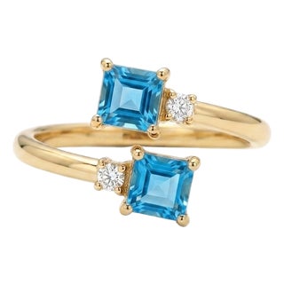 Swiss Blue Topaz Toi Et Moi Ring - Beautiful Engagement Ring for Her Us 7 For Sale