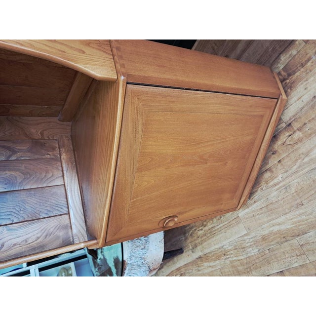 Mid-Century Windsor Corner Display in Elm by Lucian Ercolani for Ercol, 1980s For Sale - Image 17 of 18