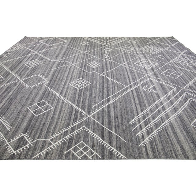 Early 21st Century Contemporary Gray Flatweave Kilim Wool Rug With Coastal Design by Apadana For Sale - Image 5 of 7