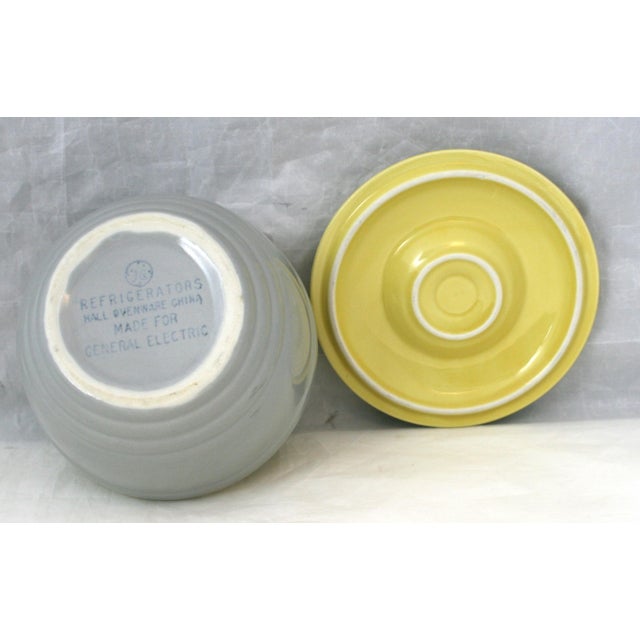 1930s 1930s Art Deco Hall Pottery Ceramic Lidded Refrigerator Dish Serving Bowl Gray & Yellow For Sale - Image 5 of 11
