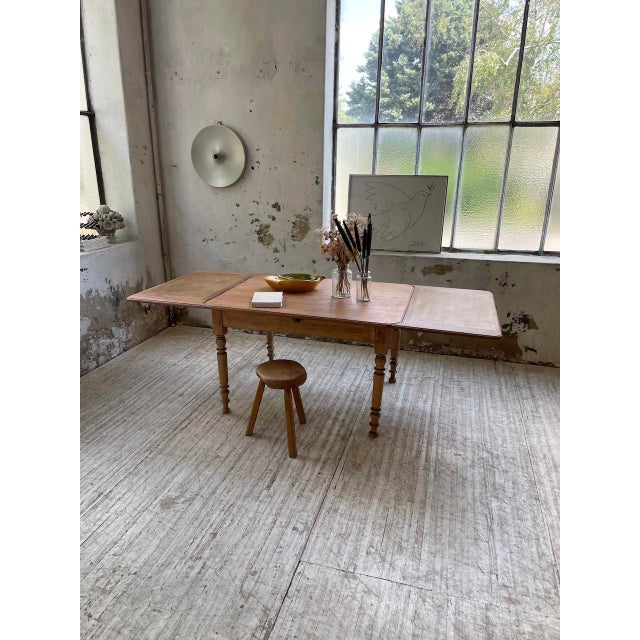 Old walnut farm table with its turned wooden base and its two independent extensions. We love the simplicity of its lines,...