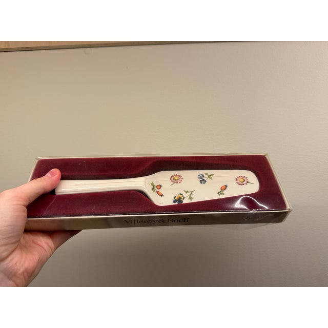 White 1980s Villeroy & Boch Petite Fleur Tea Cups & Pie Server Set For Sale - Image 8 of 12