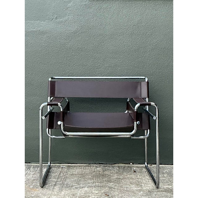 This iconic lounge chair is a masterful tribute to Marcel Breuer’s legendary Wassily chair, epitomizing the functionalist...