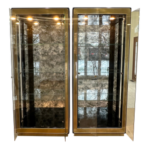 Vintage Hollywood Regency Mastercraft Pair of Illuminated Brass Glass Curio Cabinet Showcases W/ Antiqued Mirror Back