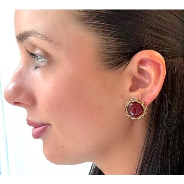 This red hot hue is fab pop of color for any look. Lightweight but packs a punch of color. For pierced ears