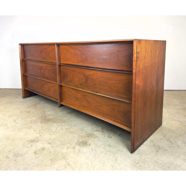 Widdicomb 1950’s T H Robsjohn Gibbings for Widdicomb 6 Drawer Walnut Dresser Chest of Drawers For Sale - Image 4 of 12