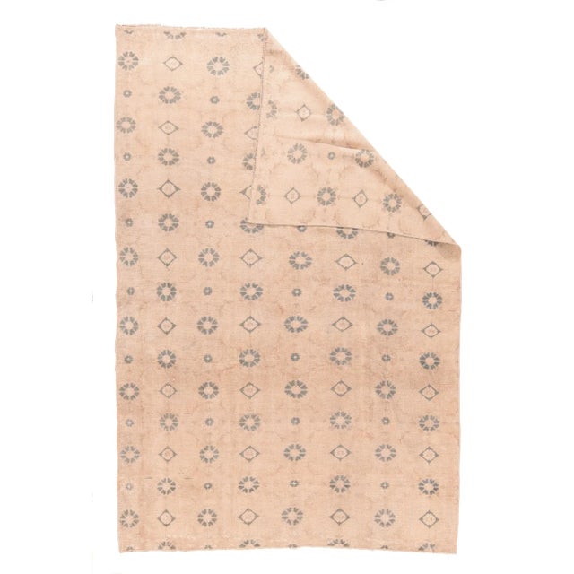 No need for borders. The creamy beige field displays an eight column rosette and lozenge allover pattern, subtly jogging...