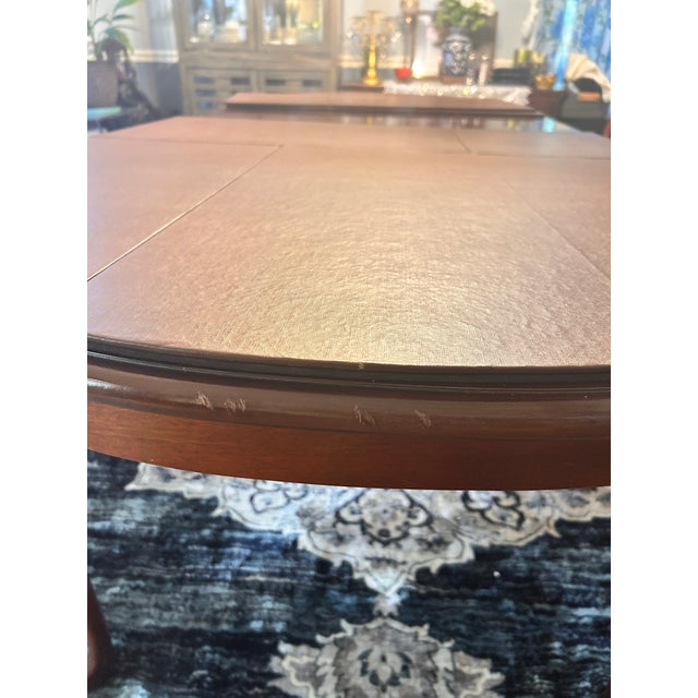 Brown 1960s Thomasville Traditional Style Mahogany Dining Table With Extension Leaves For Sale - Image 8 of 8