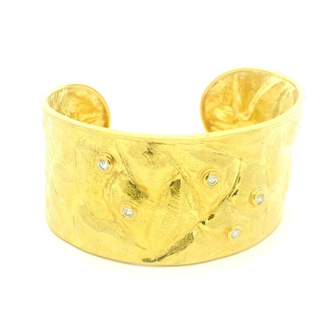 1970s Vintage Italian 18k Gold Diamond Textured Wide Cuff Bracelet For Sale - Image 5 of 7