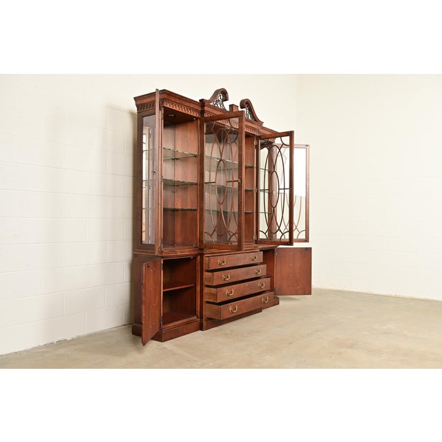 Henredon Georgian Carved Mahogany Lighted Breakfront Bookcase Cabinet For Sale In South Bend - Image 6 of 17