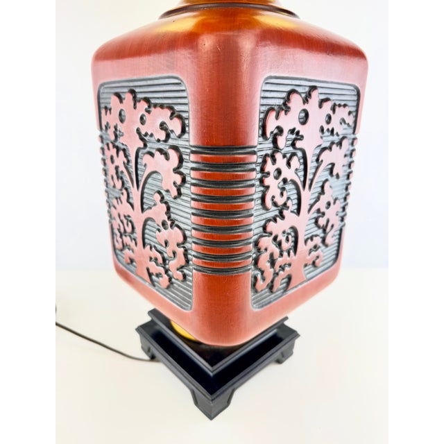 Vintage Chinoiserie Red and Black Ceramic Table Lamp With Gold-Lined Shade For Sale - Image 9 of 14