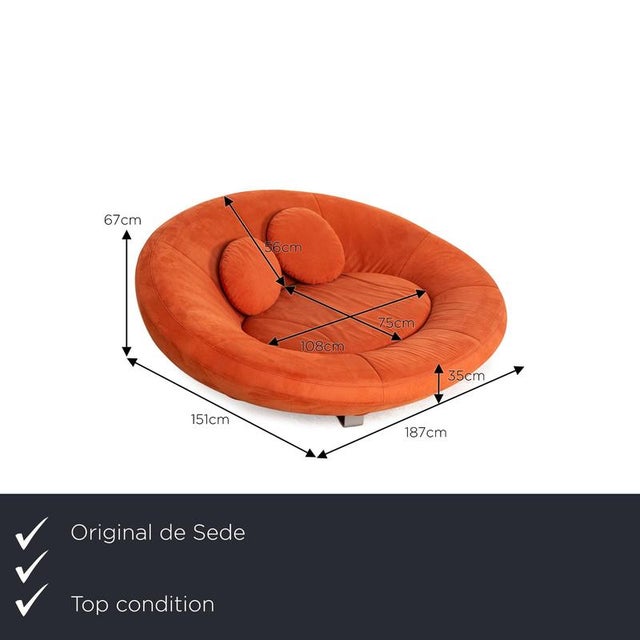 The DS 152 sofa from de Sede is covered in orange genuine leather and has silver metal feet. The organic design and...