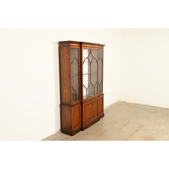 Kittinger Kittinger Georgian Carved Mahogany Lighted Breakfront Bookcase Cabinet, Circa 1960s For Sale - Image 4 of 11