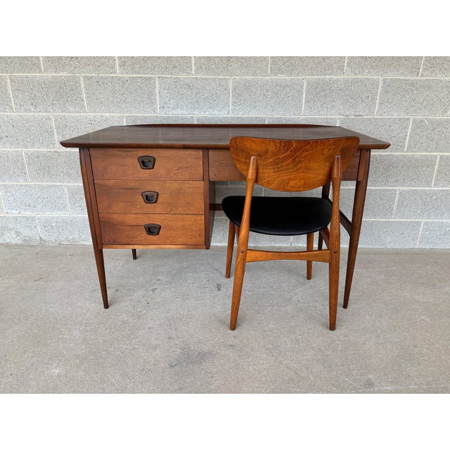 Description: Bassett Furniture Mid Century Modern Walnut Desk & Chair. Very Good Vintage Furniture Condition. Comes from...
