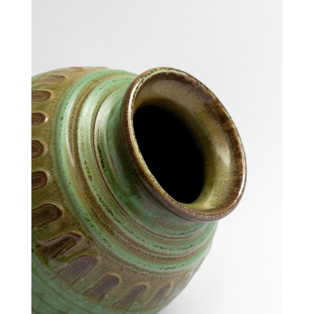 1940s Scandinavian Green Glazed Relief Vase by Erik Mornils for Nittsjo, Sweden, 1940s For Sale - Image 5 of 7