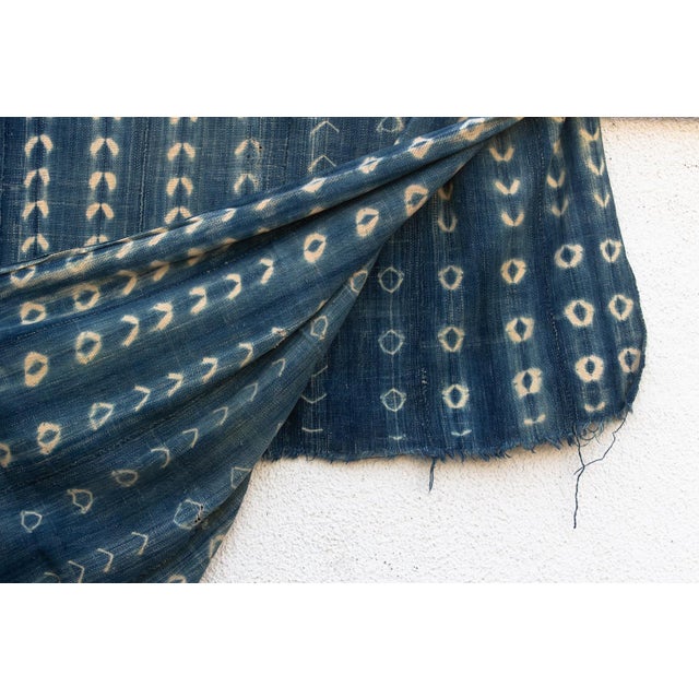 1970s Vintage Malinke African "Gao Crescent" Indigo Throw For Sale - Image 5 of 6