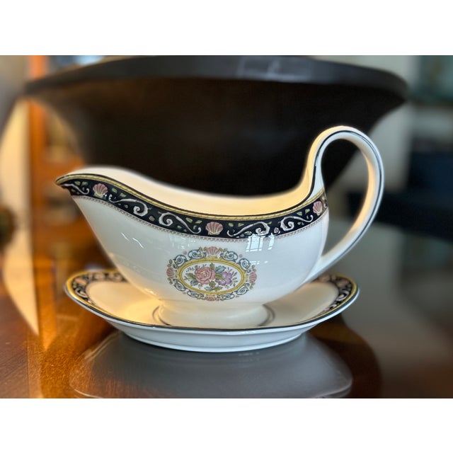 Beautiful gravy boat and saucer. Will add elegance to your tablescape.