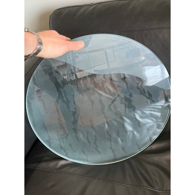 1980s Postmodern Geometric Side Table – 10mm Laser-Etched Glass (Sonneman Style) For Sale - Image 10 of 12