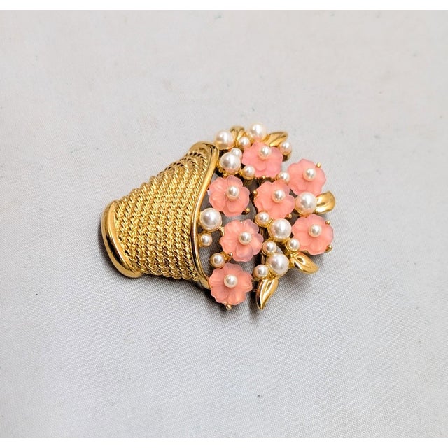 American Vintage 1980s Signed Napier Pink Rhinestone Flowers & Faux-Pearls in a Basket Brooch For Sale - Image 3 of 7
