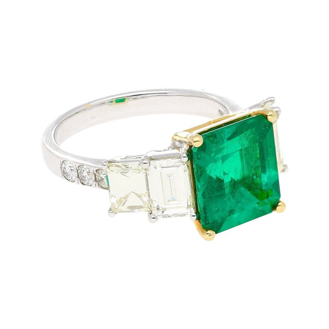 4.26 Carat Vivid Green Colombian Muzo Mine Emerald & Emerald Cut Side Diamond Ring Size 6.5 For Sale - Image 4 of 9