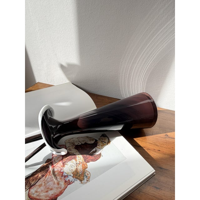Napoleon Vase in Aubergine and White Opaline by Jerzy Słuczan-Orkusz for Glassworks Tarnowiec, Poland, 1980s For Sale - Image 10 of 14