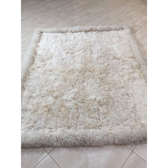 Vintage 1970s Shaggy Sheepskin Bed Throw or Rug | New Zealand Natural Ivory White A luxurious 1970s-style shaggy sheepskin...