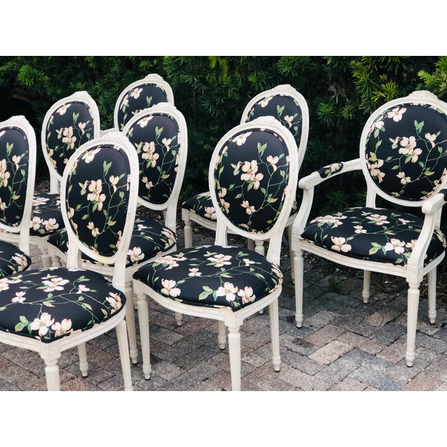 French A Set of Eight Maison Jansen Style French Louis XVI Chairs With New Upholstery For Sale - Image 3 of 12