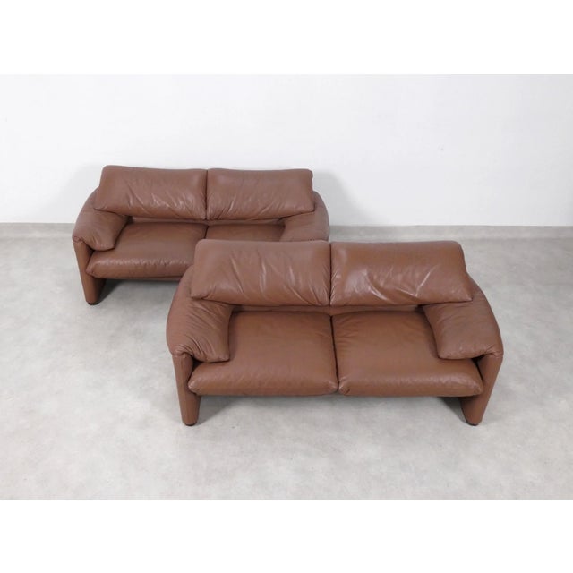 Cassina Vintage Maralunga 2-Seater Sofas in Mocca Leather by Vico Magistretti for Cassina, 1990s, Set of 2 For Sale - Image 4 of 18