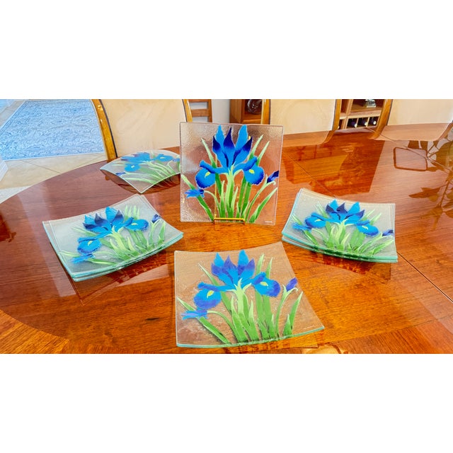 1970s Floral Iris Art Glass Dinner Plates, Signed Wm McGrath, 9 Piece For Sale - Image 11 of 14