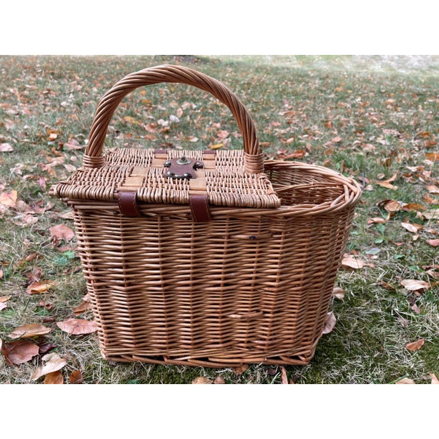 Vintage Wicker Picnic Basket W/ 2 Wine Bottle Compartments For Sale - Image 4 of 12