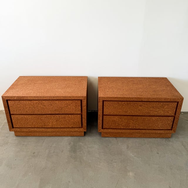 1980s Postmodern Nightstands in Caramel Burl Veneer – Pair For Sale In Palm Springs - Image 6 of 10