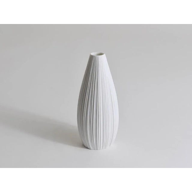 White Relief Striped Porcelain Vase attributed to Martin Freyer for Rosenthal, Germany, 1960s For Sale - Image 3 of 11