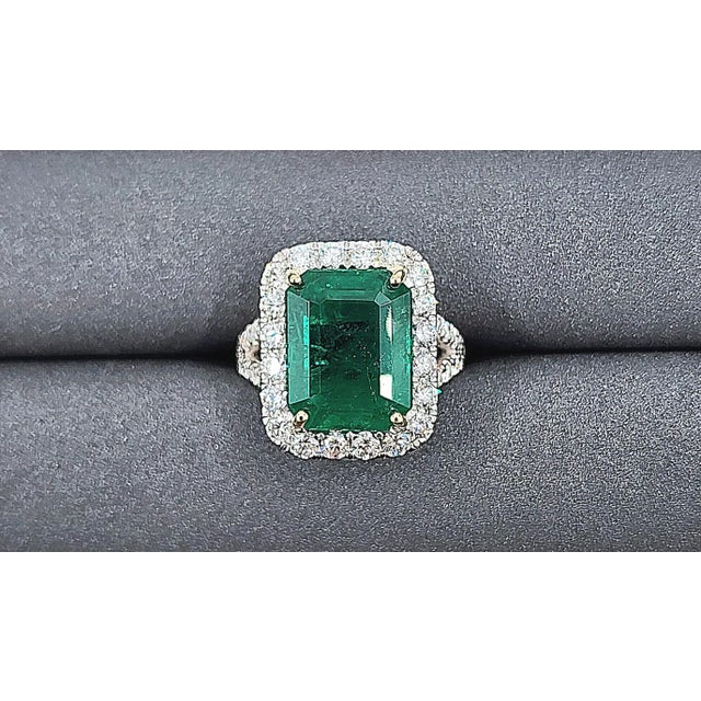 Modern 8.20 Ct Gia Certified Natural Zambian Emerald & Diamond Ring Size 6.5 For Sale - Image 3 of 9