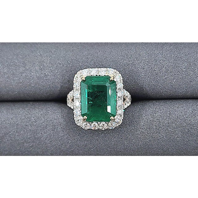 Modern 9.84 Ct Gia Certified Natural Zambian Emerald & Diamond Ring Size 6.5 For Sale - Image 3 of 9