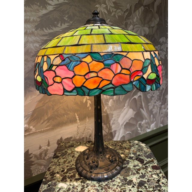 Art Nouveau 1910s Art Nouveau Wilkinson Co. Floral Stained Glass Table Lamp For Sale - Image 3 of 11