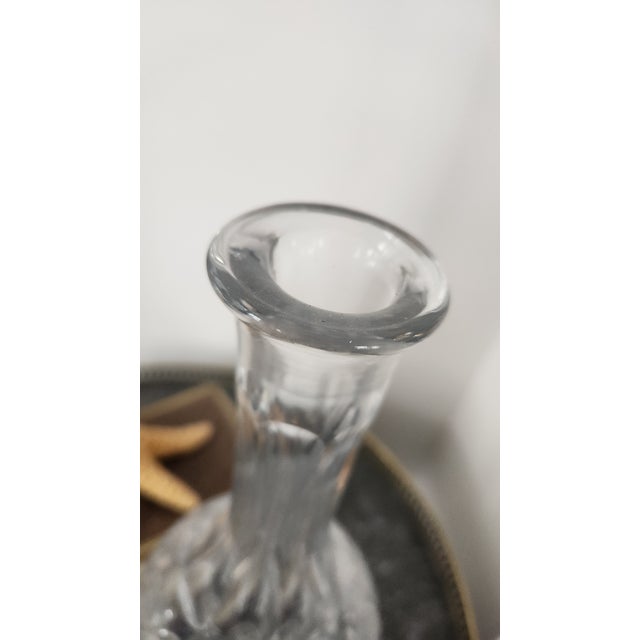 1960s Mid-Century Cut Modern Crystal Decanter With Faceted Stopper – Starburst and Crosshatch Pattern For Sale In New York - Image 6 of 18