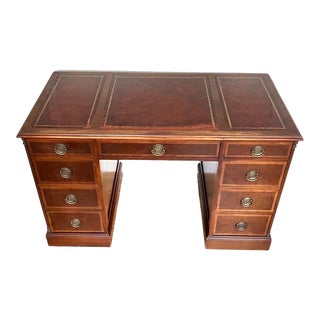 Vintage English Style Leather Top Key Hole Solid Wood Desk For Sale
