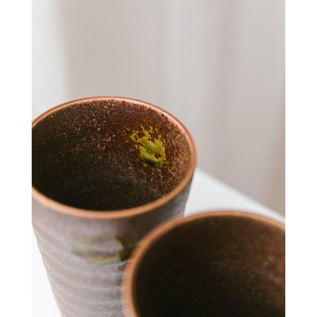 This unique set of 2 vintage ceramic mugs from the studio of Matthias Jäckel at Keramikhof Naunhof. These mugs in 80s mid-...