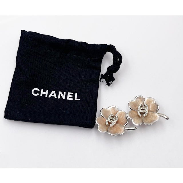 Chanel Chanel Silver CC Crystal Pink Enamel Clover Clip on Earrings, Pair For Sale - Image 4 of 4