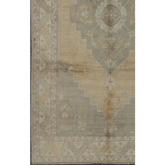 Traditional Muted Mid-20th Century Vintage Oushak Rug With Medallion in Camel 5'5 X 9'4 For Sale - Image 3 of 8