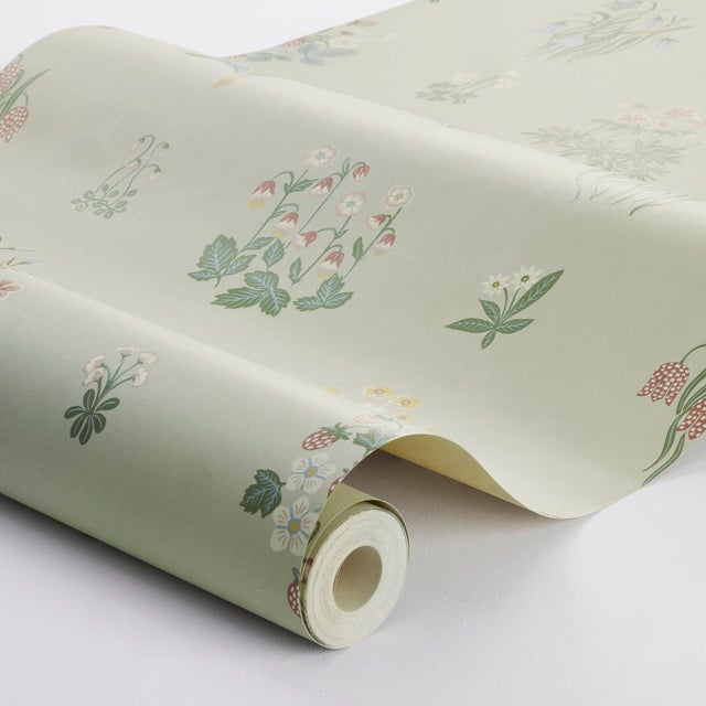 Inspired by 18th- and 19th-century French textiles, Boråstapeter Ängsflora features bouquets of hand-painted...