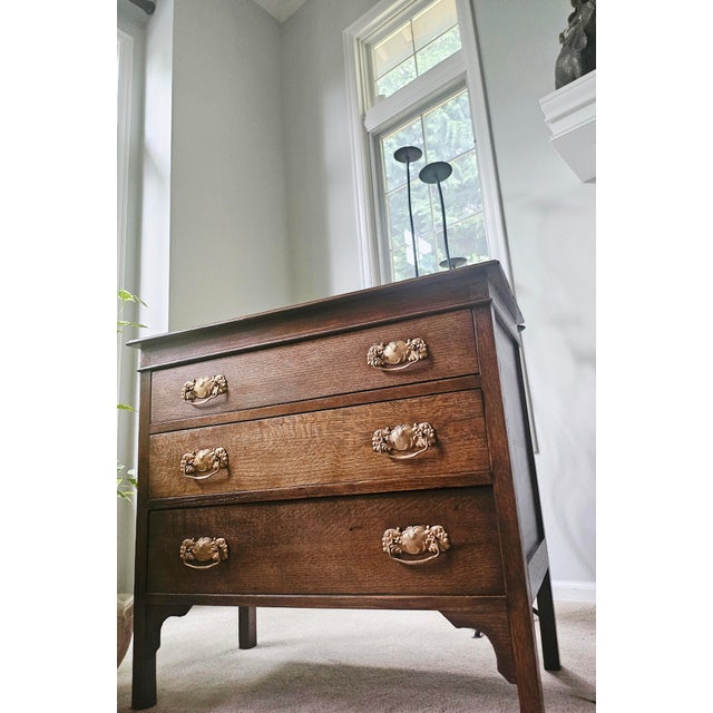 An American Golden Oak era three-drawer chest, popular from the late 1890s to the 1910s Featuring robust, solid "Tiger...